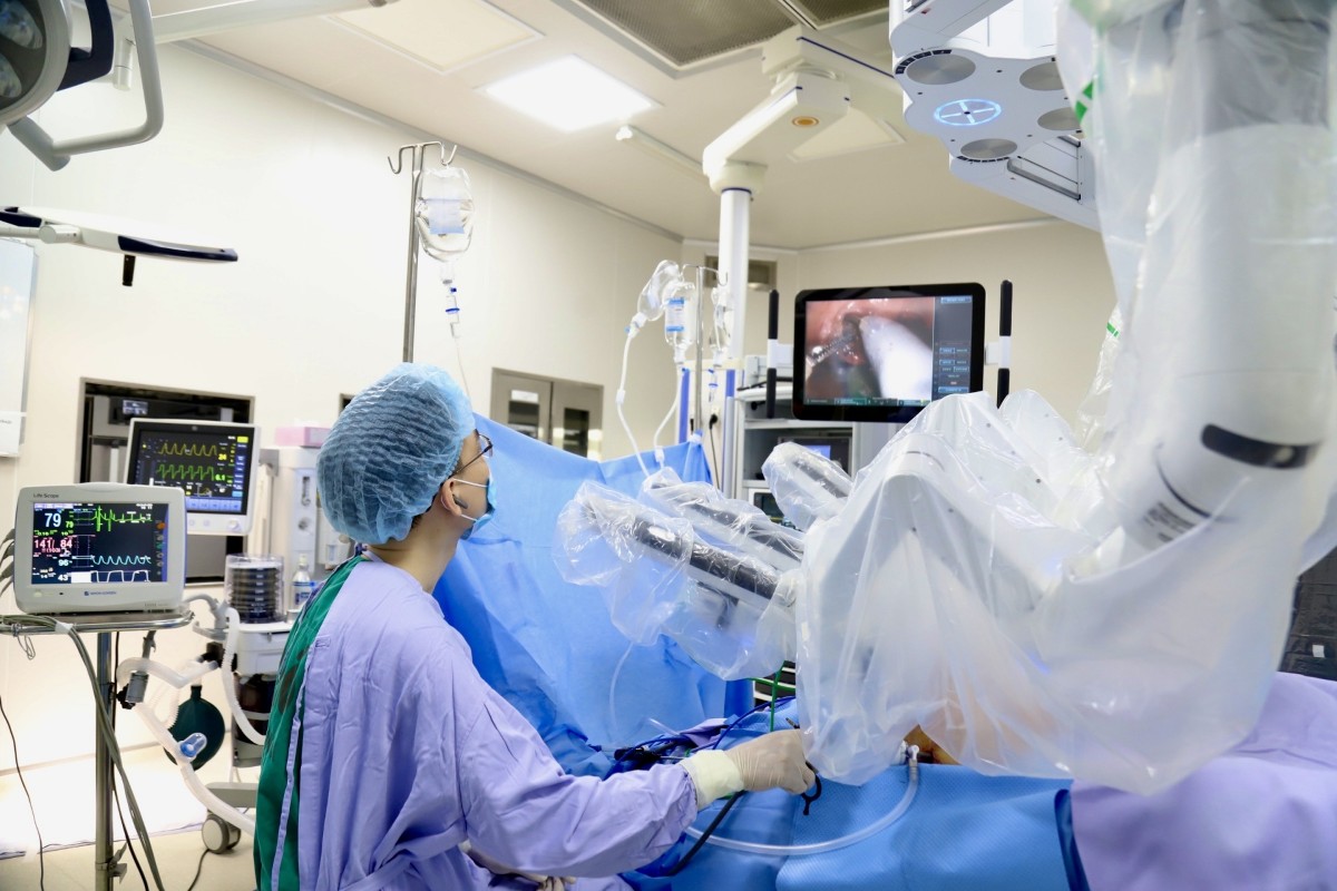 Sự ra đời của phẫu thuật nội soi Robot đã tạo nên bước ngoặt lớn trong điều trị ung thư hệ tiết niệu với những ưu điểm vượt trội. Ảnh: Bệnh viện K