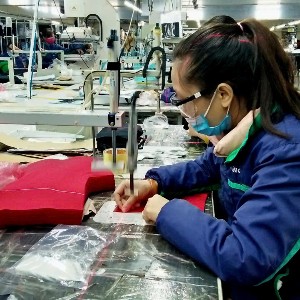 Người lao động làm việc trong khu vực doanh nghiệp hiện áp dụng chế độ tiền lương theo mức lương tối thiểu vùng. Ảnh minh họa: Thu Hằng.