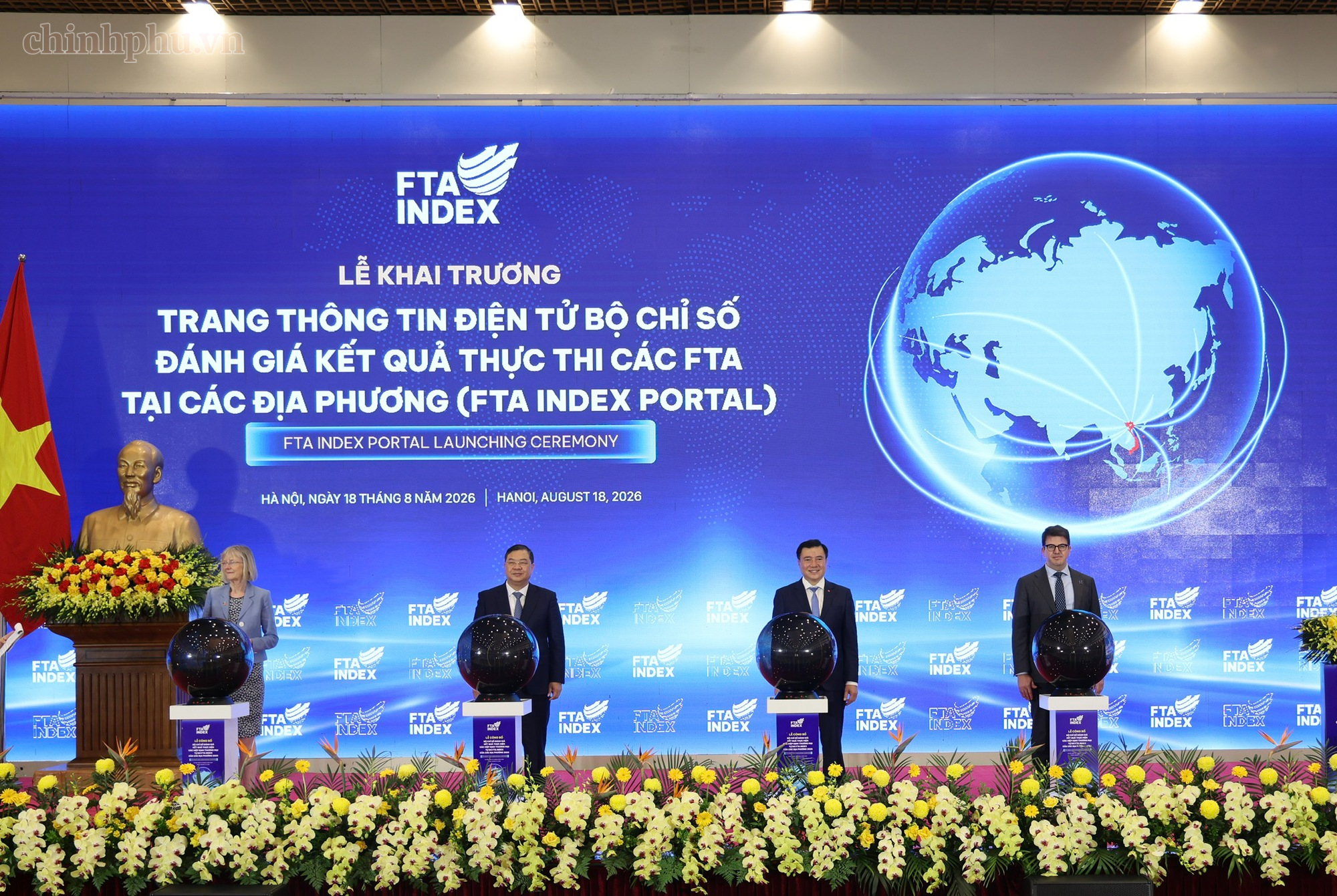 Permanent Deputy Prime Minister Pham Gia Tuc (second, left) and delegates perform the launching ceremony of the FTA Index Portal on August 18. (Photo: VGP)