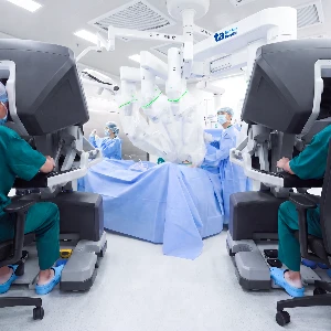 Hai chuyên gia cùng điều khiển robot phẫu thuật cho bệnh nhân. Ảnh: Bệnh viện đa khoa Tâm Anh