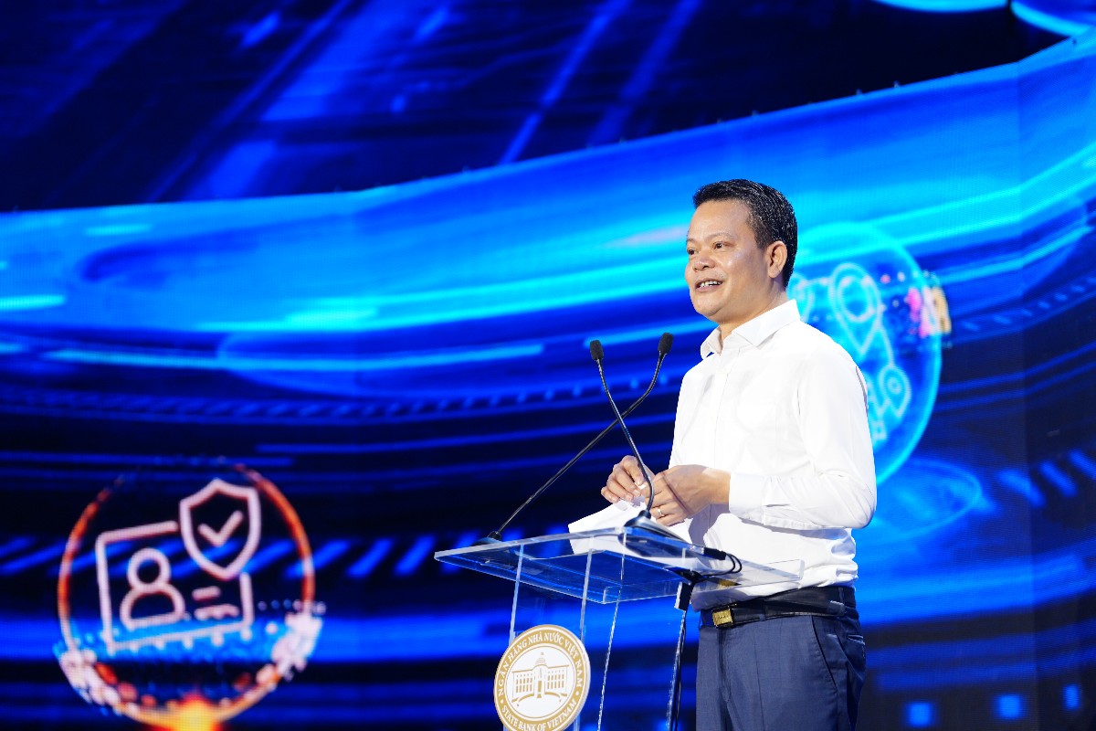 Thiếu tướng Vũ Văn Tấn đề nghị ngành ngân hàng tiếp tục đồng hành, trang bị kỹ năng số để người dân biết bảo vệ chính dữ liệu của mình (Ảnh: SBV)