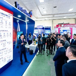 Ông Trần Công Quỳnh Lân, giới thiệu về Chuyển đổi số của VietinBank tại sự kiện.