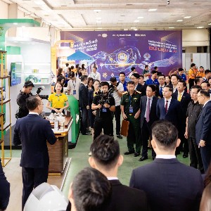 Ông Phạm Đức Ấn - Thống đốc Nhân hàng Nhà nước, tham quan gian trưng bày công nghệ Nam A Bank.
