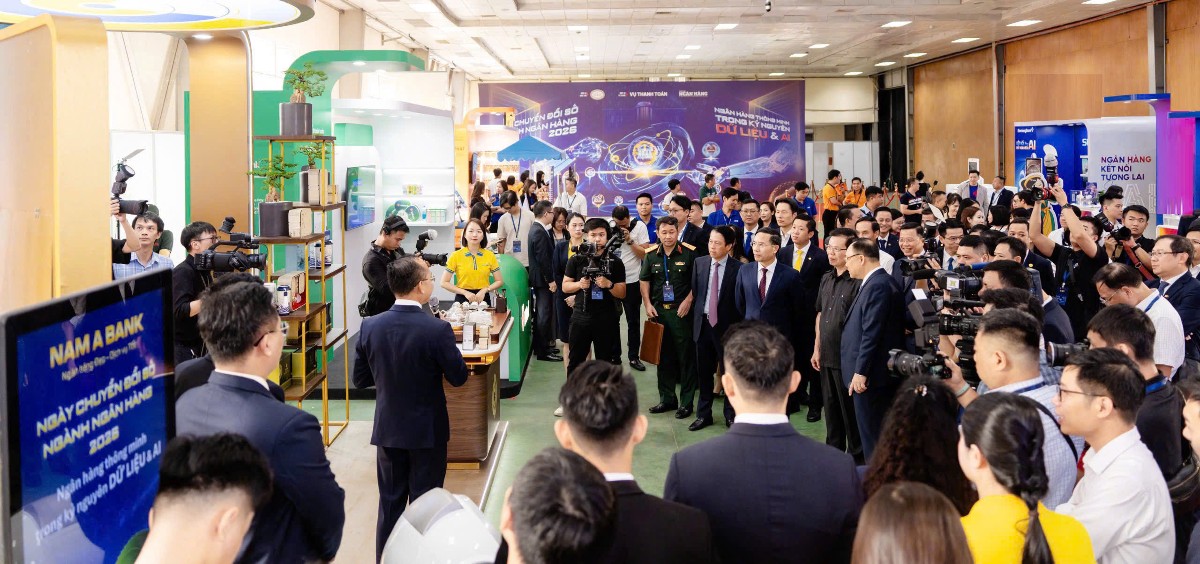 Ông Phạm Đức Ấn - Thống đốc Nhân hàng Nhà nước, tham quan gian trưng bày công nghệ Nam A Bank.