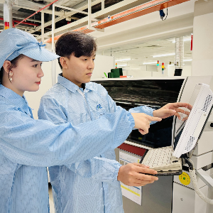 Nhân viên Jabil đang vận hành máy móc, thiết bị tại các trạm lắp ráp và thử nghiệm. Ảnh: Jabil cung cấp.