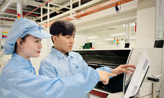 Nhân viên Jabil đang vận hành máy móc, thiết bị tại các trạm lắp ráp và thử nghiệm. Ảnh: Jabil cung cấp.