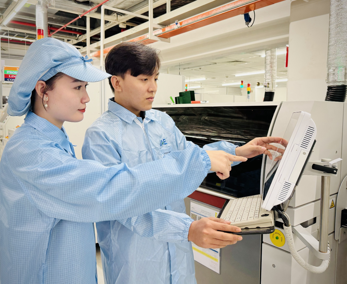 Nhân viên Jabil đang vận hành máy móc, thiết bị tại các trạm lắp ráp và thử nghiệm. Ảnh: Jabil cung cấp.