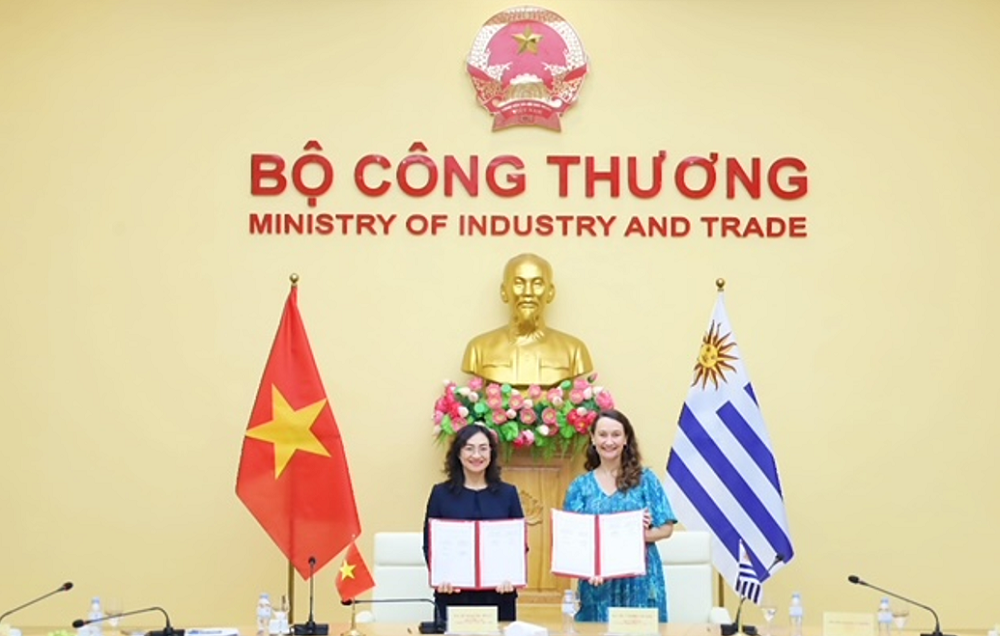 Thứ trưởng Phan Thị Thắng và Thứ trưởng Valeria Csukasi trao MOU giữa Cục Xúc tiến thương mại Bộ Công Thương Việt Nam và Cơ quan Xúc tiến Đầu tư và Xuất khẩu Uruguay. Ảnh:MOIT.