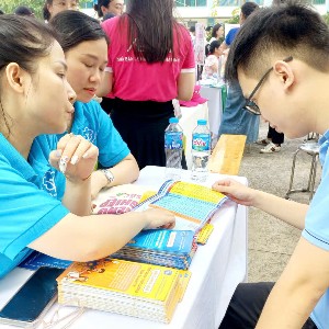 Tư vấn, hướng dẫn người lao động tham gia bảo hiểm xã hội. Ảnh: Thu Hằng.