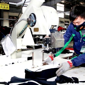 Lao động làm việc trong ngành sản xuất. Ảnh: Thu Hằng.