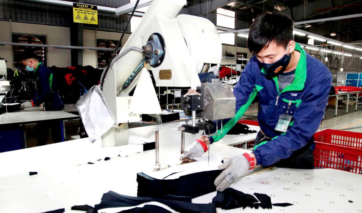 Lao động làm việc trong ngành sản xuất. Ảnh: Thu Hằng.