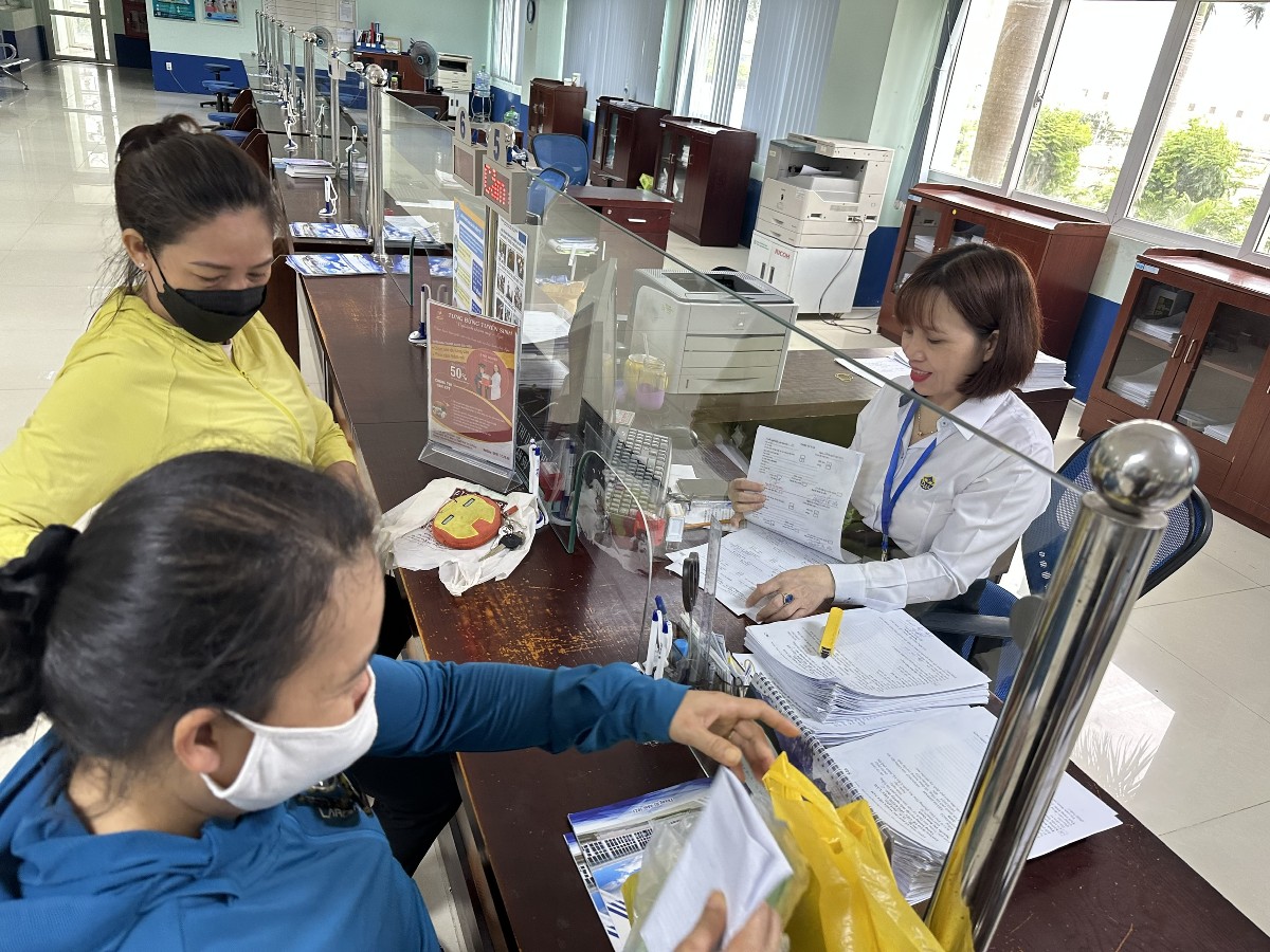 Luật Việc làm năm 2025 và Nghị định 374/2025/NĐ-CP đã làm rõ trách nhiệm thông báo, đồng thời tăng cường kết nối, chia sẻ dữ liệu để kiểm soát việc chi trả.Ảnh: Dũng Hiếu.