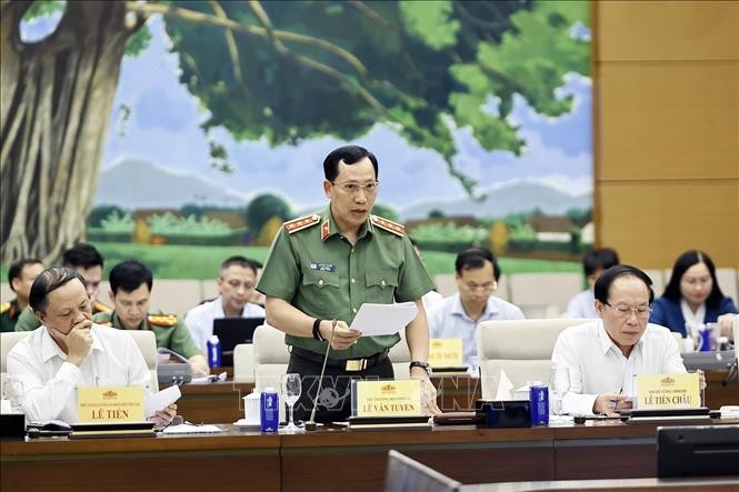Thượng tướng Lê Văn Tuyến, Thứ trưởng Bộ Công an, thuyết trình về nội dung cơ bản của dự thảo. Ảnh: TTXVN.