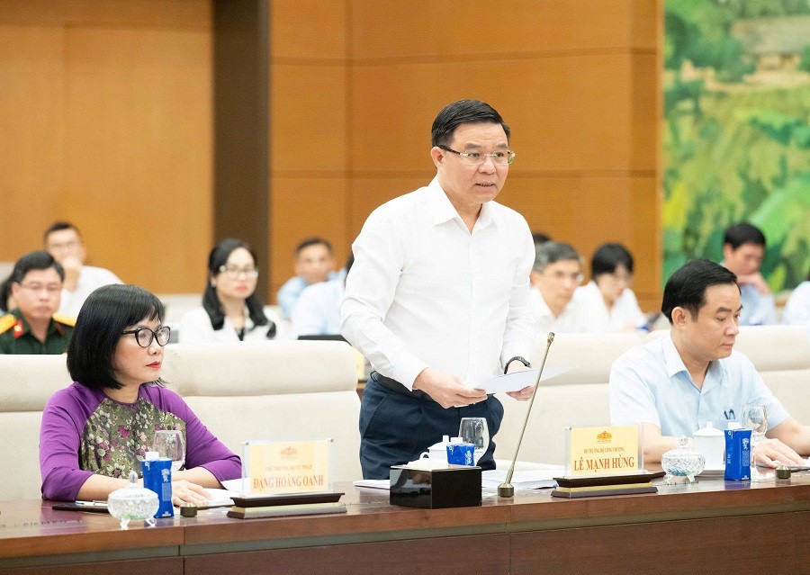 Bộ trưởng Bộ Công Thương Lê Mạnh Hùng trình bày báo cáo chi tiết về việc tiếp thu, giải trình và chỉnh lý dự thảo Luật Dầu khí (sửa đổi). Ảnh: quochoi.vn.