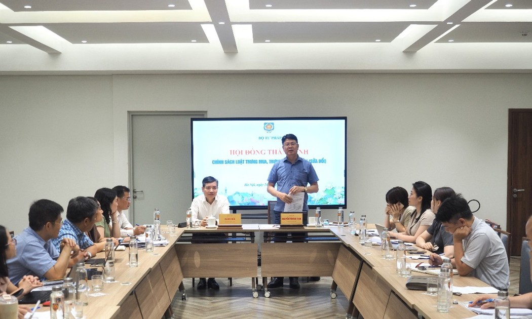 Hội đồng thẩm định Luật Trưng mua, trưng dụng tài sản (sửa đổi) họp ngày 24/6. Ảnh: MOJ.