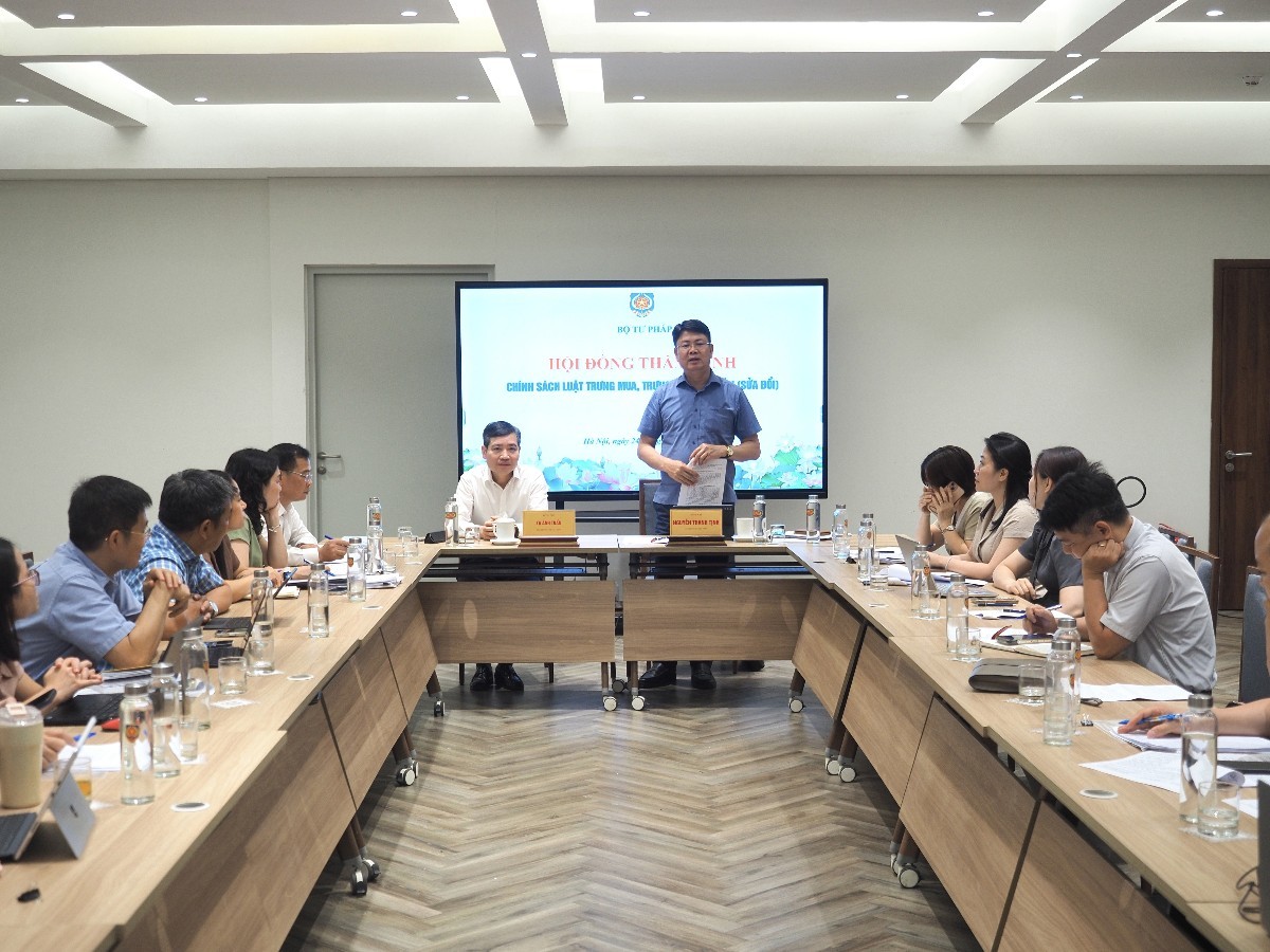 Hội đồng thẩm định Luật Trưng mua, trưng dụng tài sản (sửa đổi) họp ngày 24/6. Ảnh: MOJ.