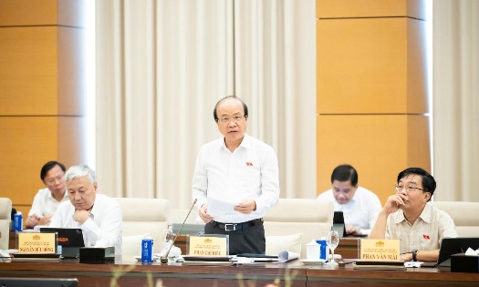 Chairman of the NA Committee on Legal and Judicial Affairs Phan Chi Hieu takes the floor during the discussion on August 17. (Photo: quochoi.vn)