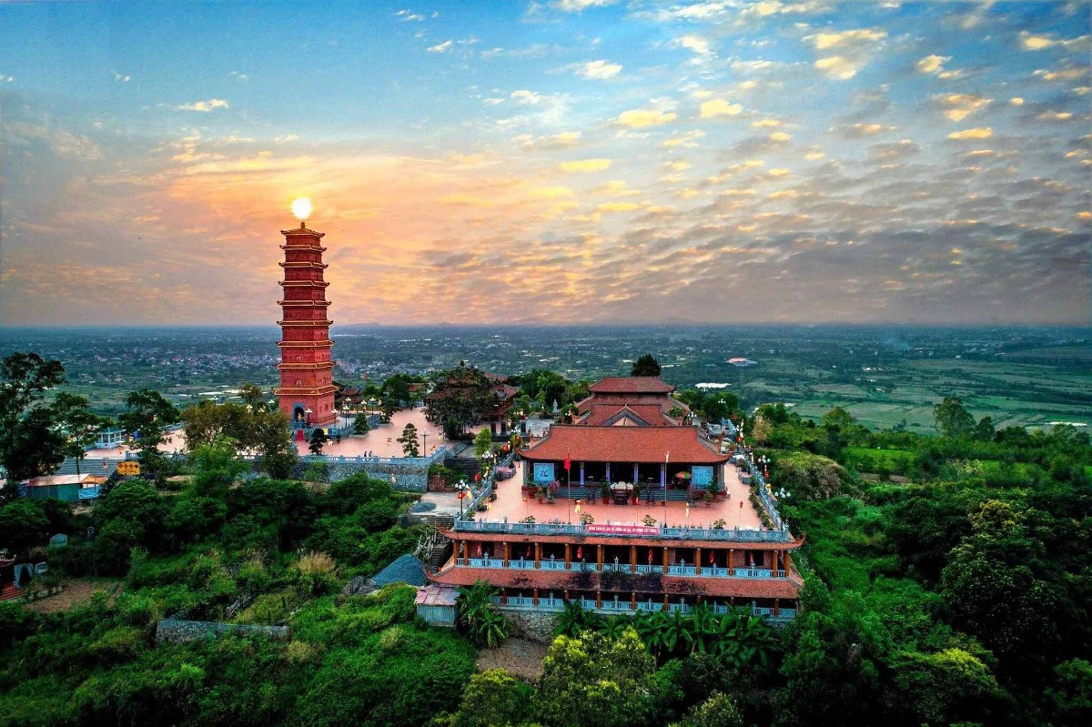 Tháp Tường Long - di tích lịch sử hàng ngàn năm tuổi của Hải Phòng. Ảnh: VinWonders