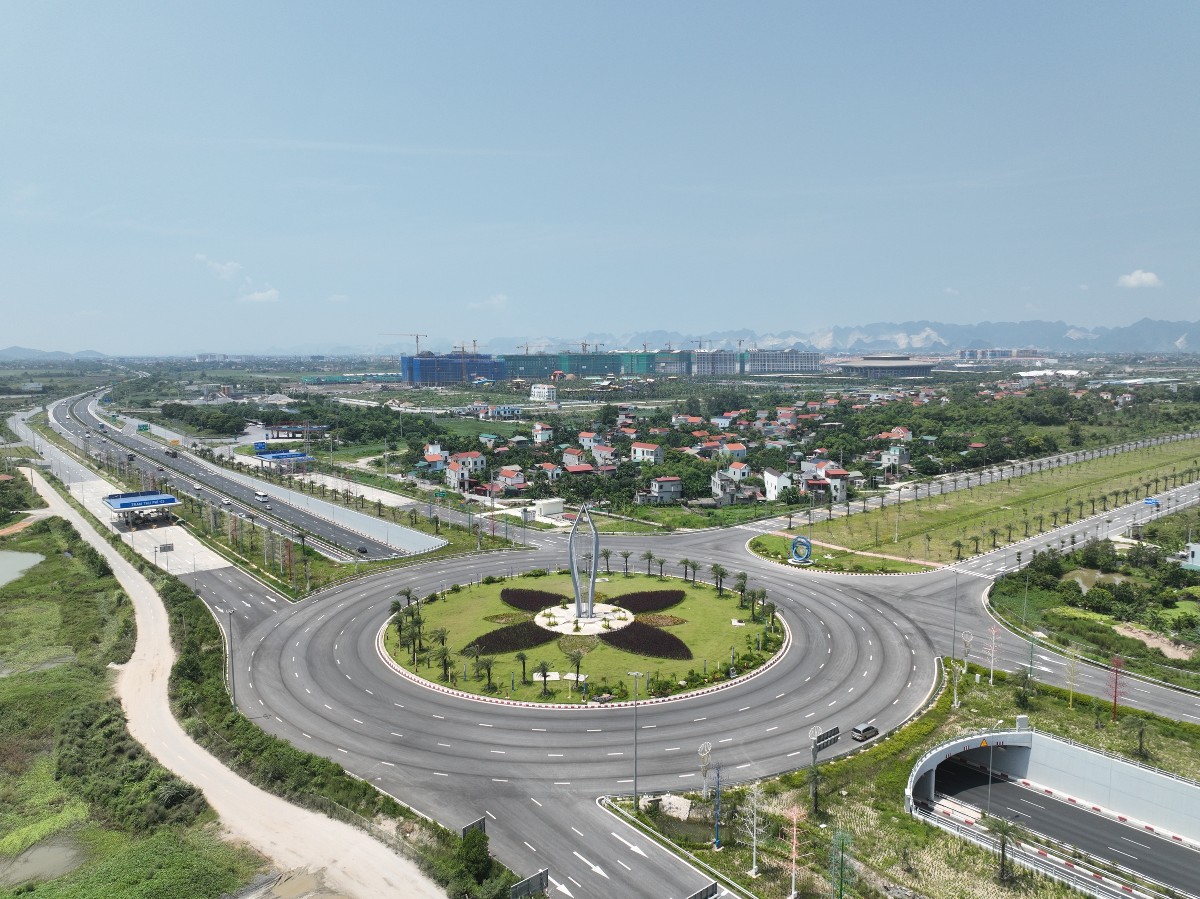 Các phương tiện giao thông di chuyển trên nút giao Phú Thứ. Ảnh: Ánh Dương.