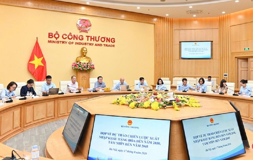 Thứ trưởng Nguyễn Sinh Nhật Tân chủ trì cuộc họp lấy ý kiến về Dự thảo Chiến lược xuất nhập khẩu hàng hóa đến năm 2030, tầm nhìn đến năm 2045. Ảnh: Nam Nguyễn.