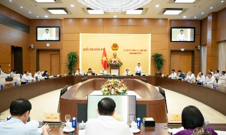 Đẩy mạnh phân cấp, khơi thông nguồn lực và phát triển năng lượng mới