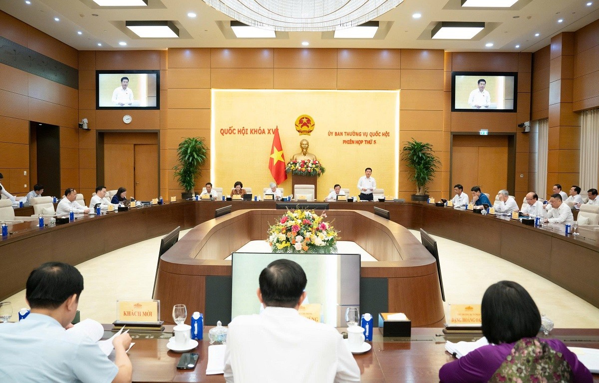 Phó Chủ tịch Quốc hội Nguyễn Hồng Diên điều hành nội dung thảo luận dự thảo Luật Dầu khí (sửa đổi). Ảnh: quochoi.vn.