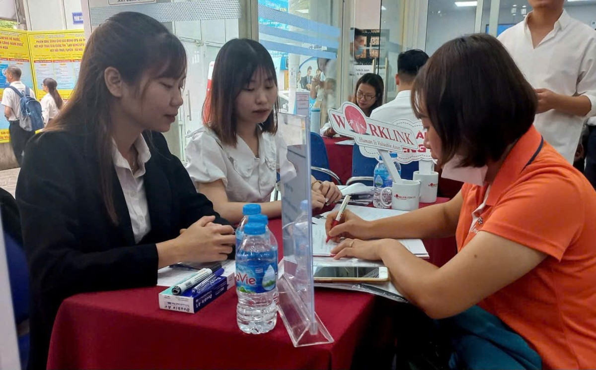 Doanh nghiệp trao đổi với người lao động khi tìm việc. Ảnh: Thu Hằng.