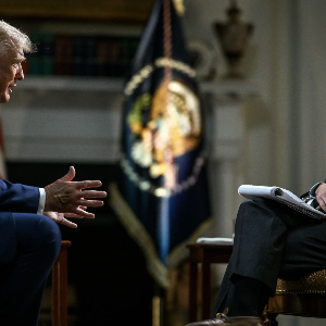 Tổng thống Mỹ Donald Trump (trái) trong một cuộc trả lời phỏng vấn báo chí - Ảnh: Nhà Trắng.