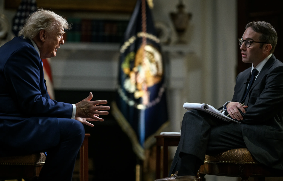 Tổng thống Mỹ Donald Trump (trái) trong một cuộc trả lời phỏng vấn báo chí - Ảnh: Nhà Trắng.