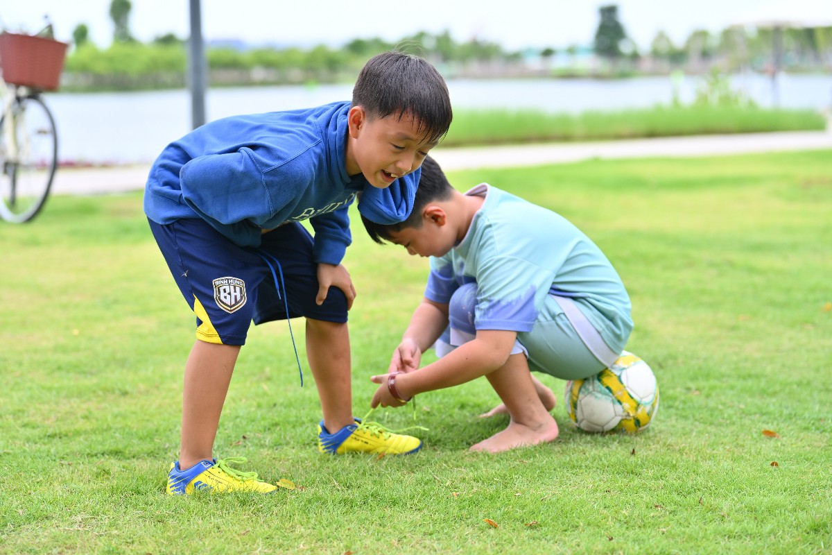 Vận động thể thao ngoài giờ học giúp nâng tầm vóc trẻ. Ảnh: Phong Anh.