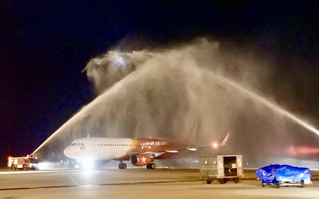 Chuyến bay đầu tiên của Vietjet được chào đón bằng nghi thức vòi rồng tại Colombo - Sri Lanka. Nguồn: Vietjet.