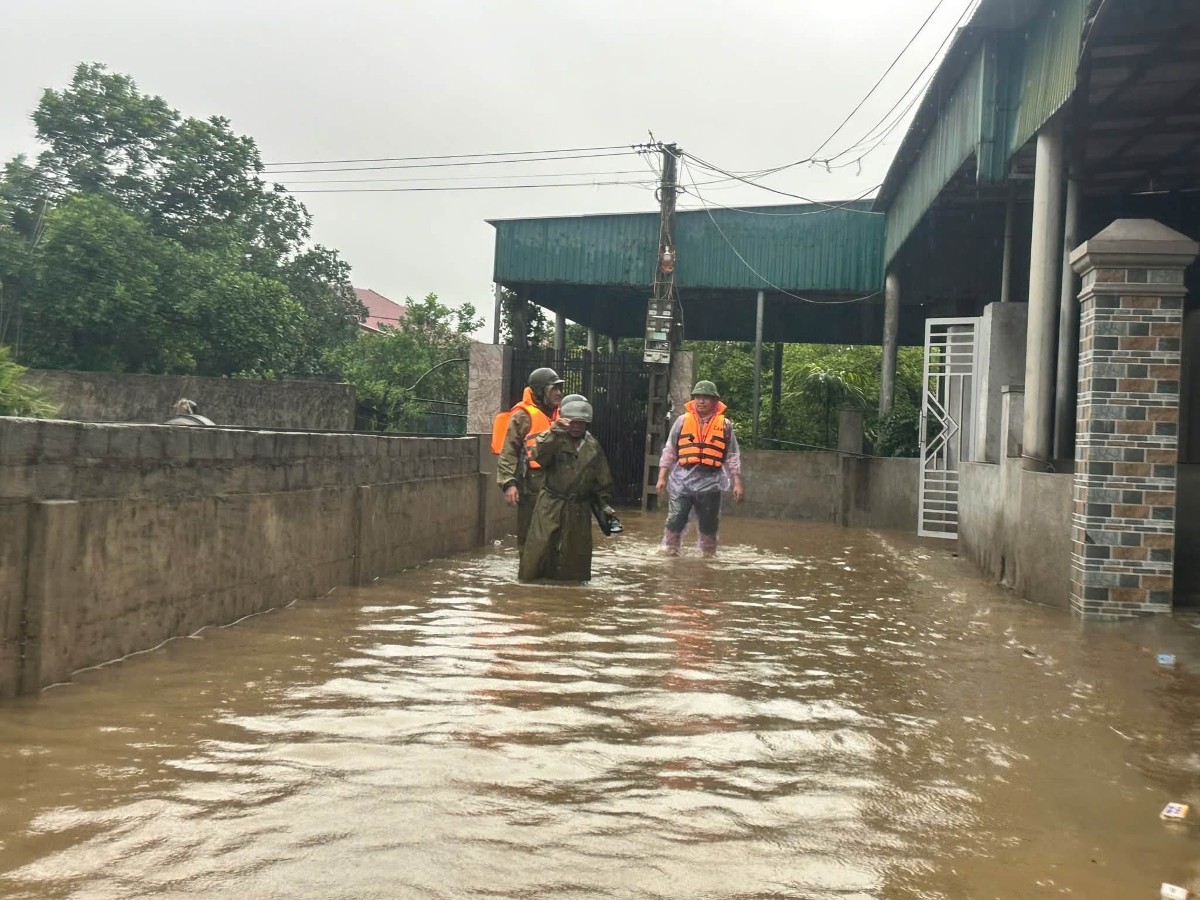 Công an xã Cẩm Trung, tỉnh Hà Tĩnh kiểm tra các điểm xung yếu, chủ động phương án ứng phó với mưa lũ. Ảnh: Công an xã Cẩm Trung
