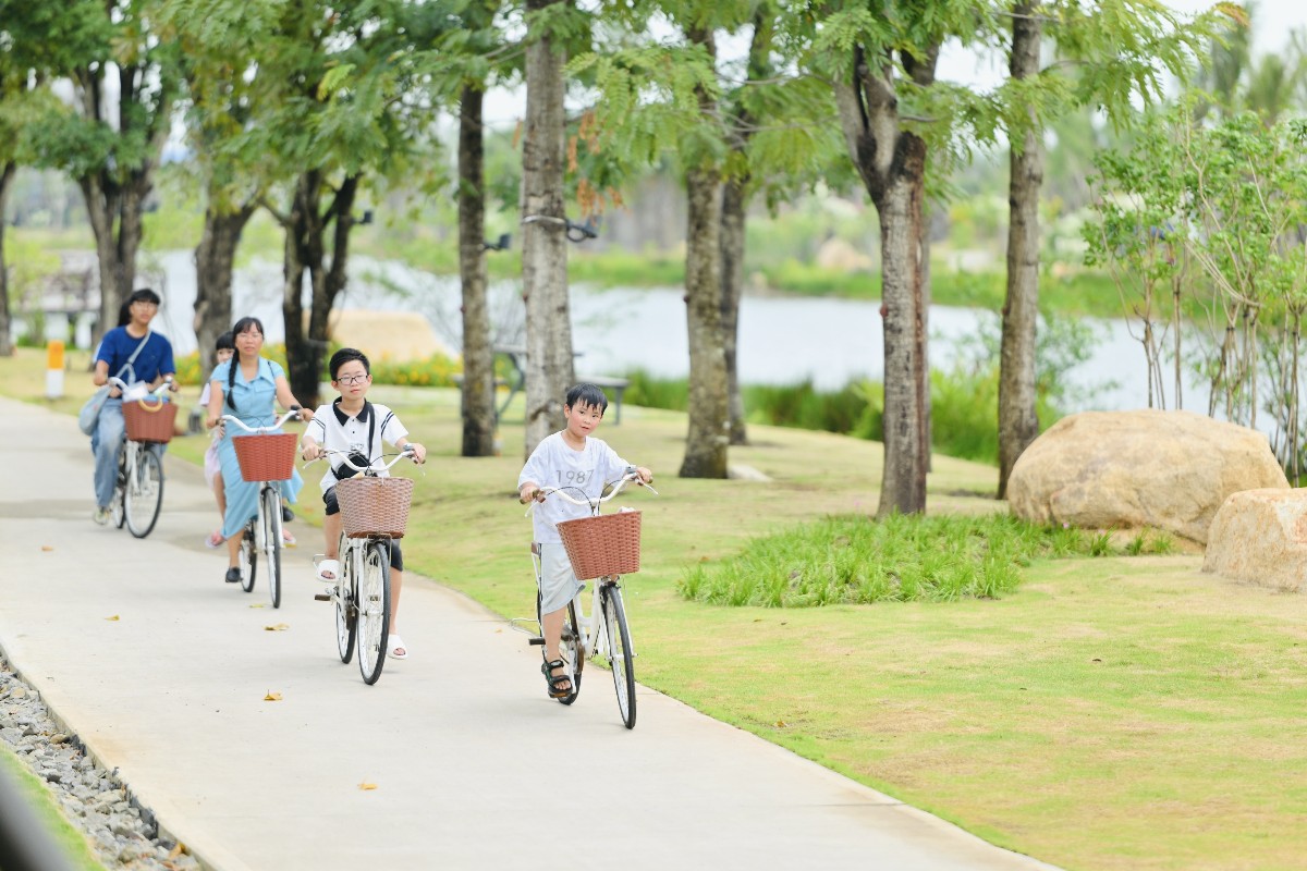 Môi trường sống kích thích vận động tốt cho trẻ nhỏ. Ảnh: Phong Anh