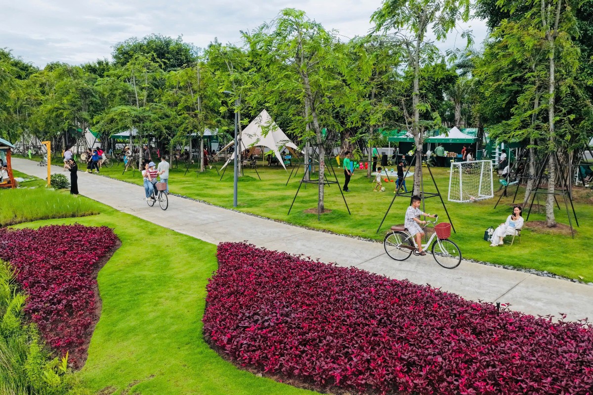 Không gian xanh, khuyến khích người lớn, trẻ nhỏ ra ngoài, hạn chế thời gian dùng thiết bị điện tử. Ảnh: Phong Anh.