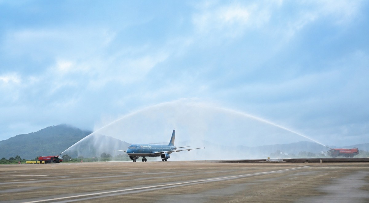 Chuyến bay đầu tiên của Vietnam Airlines đáp xuống sân bay Liên Khương được chào đón bằng nghi thức phun vòi rồng, đánh dấu thời khắc sân bay Liên Khương chính thức trở lại hoạt động. Ảnh: VNA.