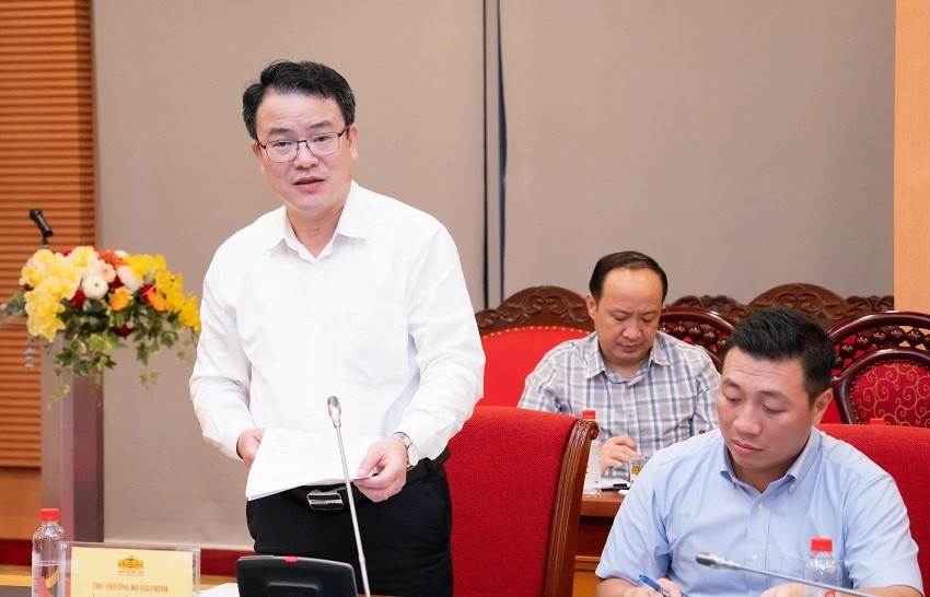 Thứ trưởng Bộ Tài chính Trần Quốc Phương trình bày Tờ trình về việc tách Dự án điện hạt nhân Ninh Thuận thành các dự án độc lập. Ảnh: quochoi.vn.