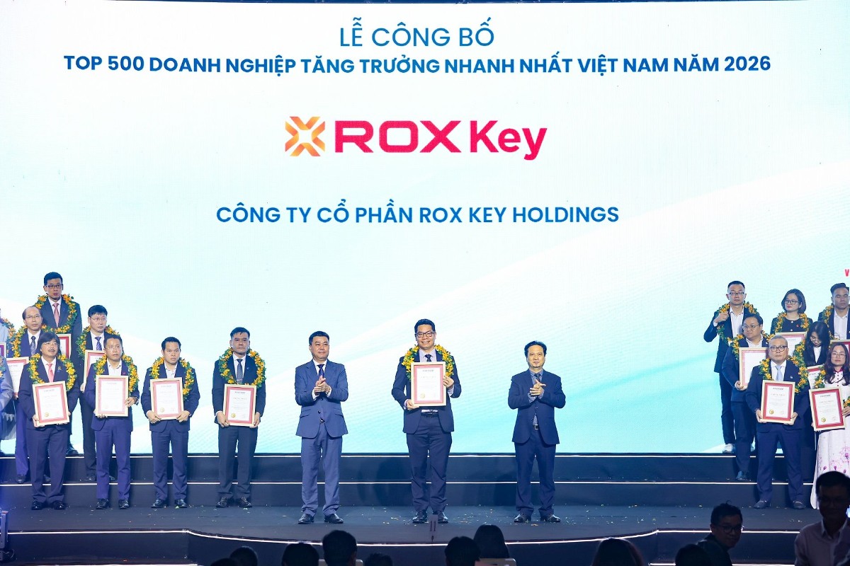 Đại diện ROX Key nhận chứng nhận tại Lễ công bố FAST500 năm 2026.