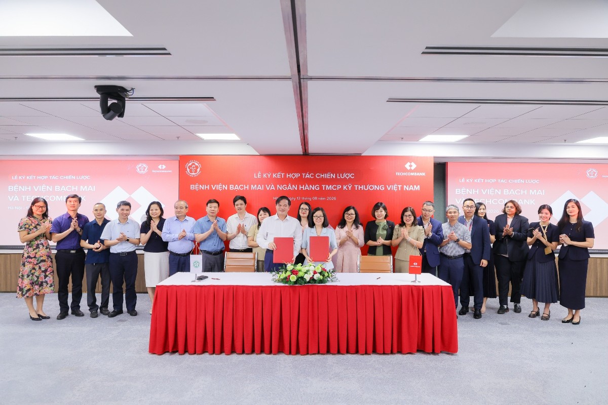 PGS.TS. Đào Xuân Cơ, Bí thư Đảng ủy, Giám đốc Bệnh viện Bạch Mai và bà Nguyễn Thu Lan, Phó Chủ tịch Hội đồng Quản trị Techcombank, thực hiện nghi thức ký kết Biên bản ghi nhớ hợp tác chiến lược giai đoạn 2026–2030.