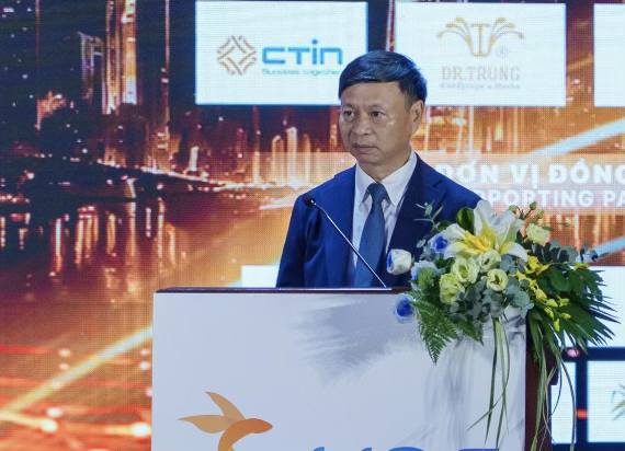Thứ trưởng Bộ Khoa học và Công nghệ Hoàng Minh, phát biểu tại buổi lễ khai mạc SURF. Ảnh Ngô Anh Văn