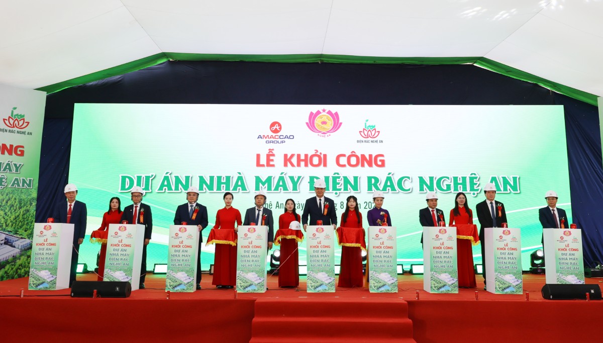 Lãnh đạo tỉnh Nghệ An cùng đại diện Nhà đầu tư thực hiện nghi thức bấm nút khởi công xây dựng Dự án Nhà máy điện rác Nghệ An. Ảnh: Kim Oanh