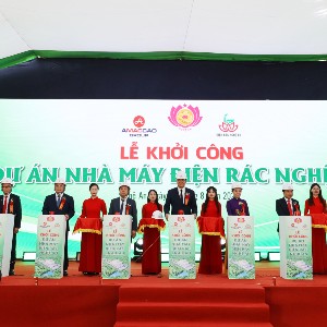Lãnh đạo tỉnh Nghệ An cùng đại diện Nhà đầu tư thực hiện nghi thức bấm nút khởi công xây dựng Dự án Nhà máy điện rác Nghệ An. Ảnh: Kim Oanh