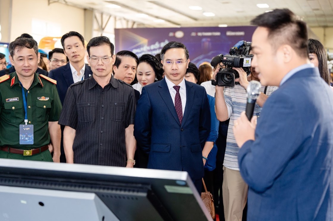 Thống đốc Ngân hàng Nhà nước và lãnh đạo các Bộ, ngành tham quan gian trưng bày của MB. (Nguồn: MB).