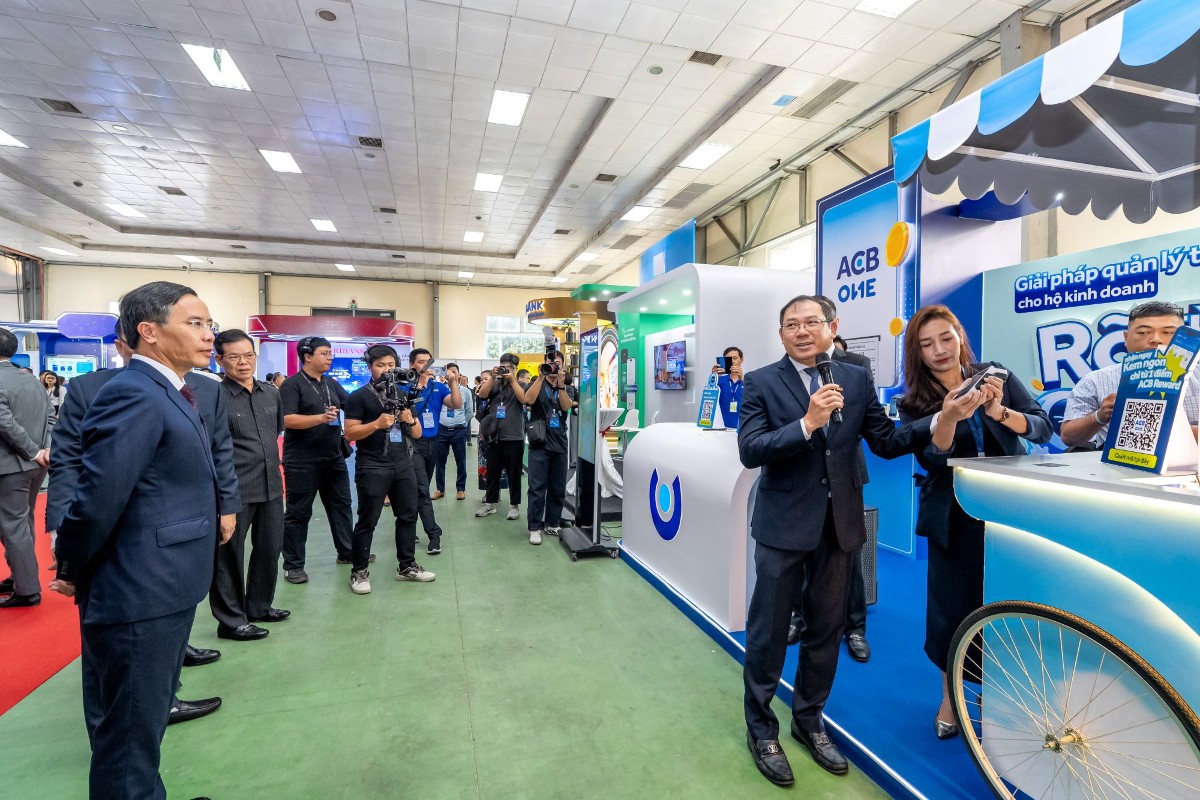 Ông Từ Tiến Phát - Tổng giám đốc ACB trình bày hệ sinh thái tích hợp hỗ trợ hộ kinh doanh với Thống đốc Ngân hàng Nhà nước Việt Nam Phạm Đức Ấn và đại diện lãnh đạo các bộ, ban, ngành.