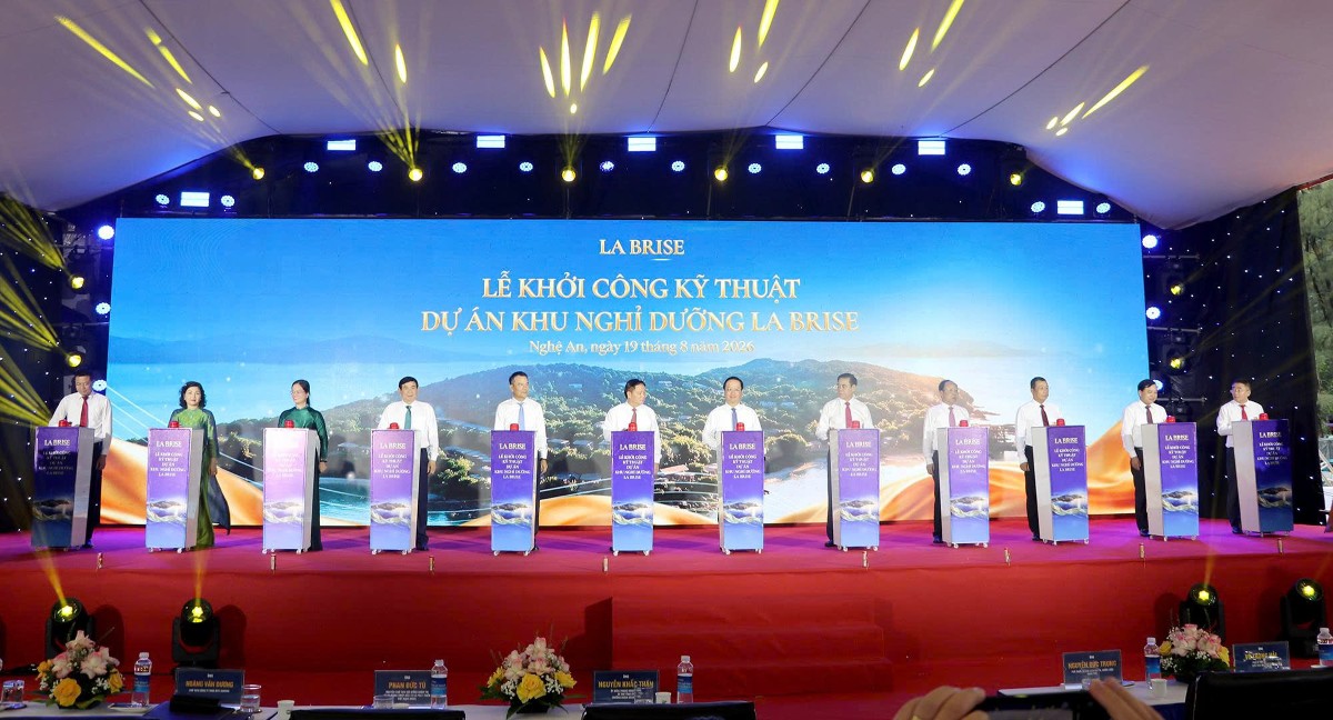 Các đại biểu thực hiện nghi thức khởi công kỹ thuật dự án Khu nghỉ dưỡng La Brise. Ảnh: Phan Quỳnh