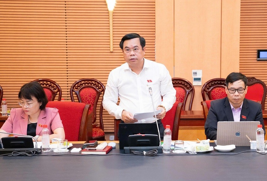 Ông Vương Quốc Thắng báo cáo tóm tắt thẩm tra sơ bộ dự thảo Nghị quyết của Quốc hội về việc tách Dự án điện hạt nhân Ninh Thuận thành các dự án độc lập. Ảnh:quochoi.vn.