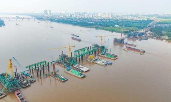 Những khoảnh khắc thi công vượt lũ sông Hồng ở “siêu cầu” Trần Hưng Đạo