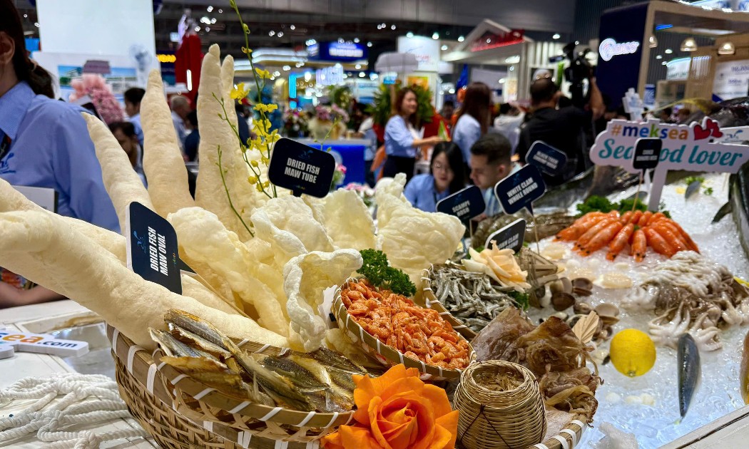 Các mặt hàng hải sản tươi sống và hải sản chế biến được trưng bày tại triển lãm. Ảnh: Vân Nguyễn.