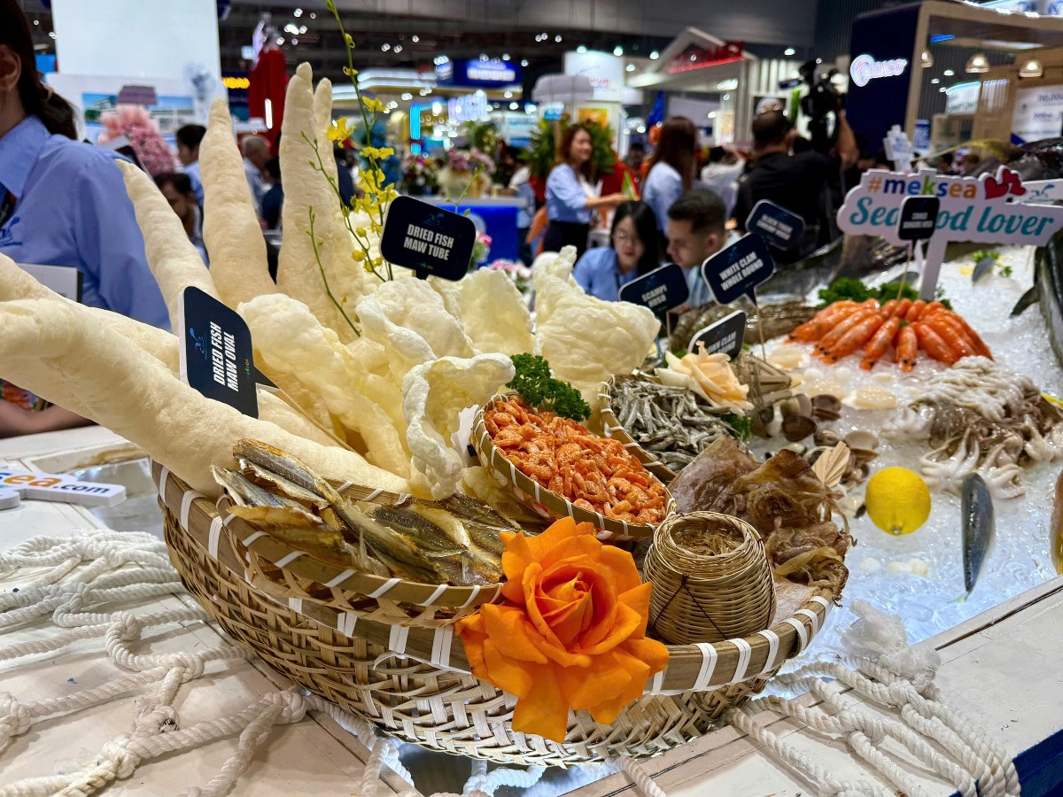 Các mặt hàng hải sản tươi sống và hải sản chế biến được trưng bày tại triển lãm. Ảnh: Vân Nguyễn.