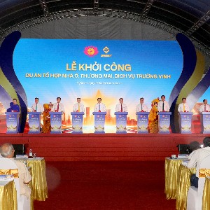 Các đại biểu thực hiện nghi thức khởi công dự án. Ảnh: Phan Quỳnh