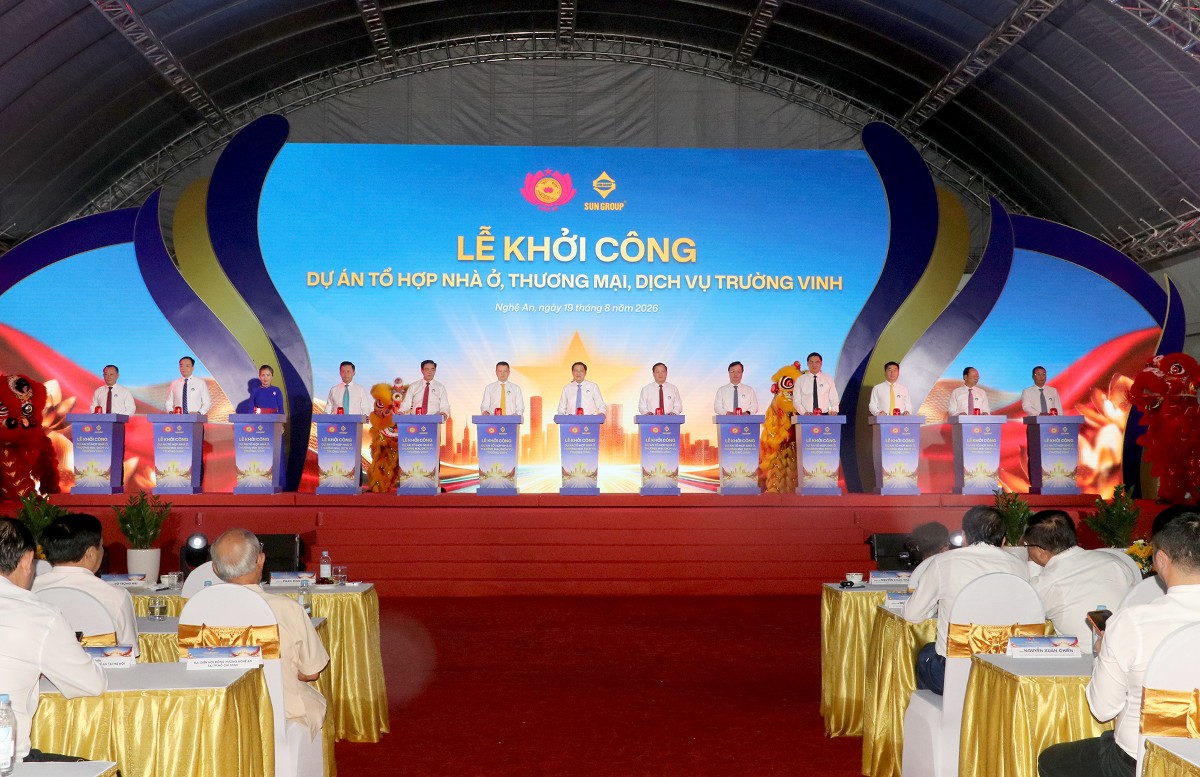 Các đại biểu thực hiện nghi thức khởi công dự án. Ảnh: Phan Quỳnh